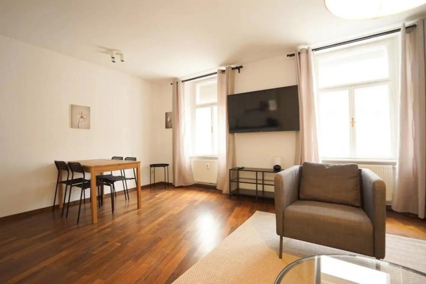 Authentic Austrian Flat In The South Of Vienna Apartment Modling Exterior photo