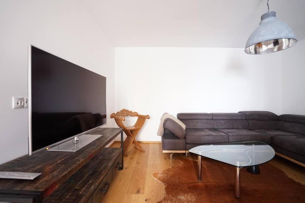 Authentic Austrian Flat In The South Of Vienna Apartment Modling Exterior photo